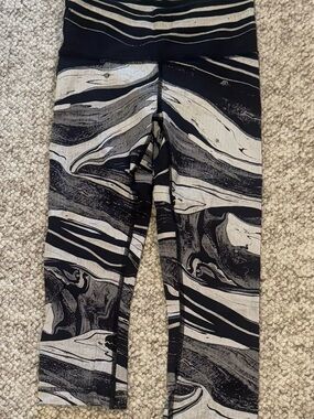 Lululemon cropped leggings black white stripes size 4